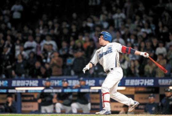 지난해 최하위였던 NC 다이노스는 양의지를 영입하고 올해 5위로 점프했다. NC 투수들은 국내 최고 포수인 그의 리드를 전적으로 신뢰했다. 선수들이 양의지를 너무 믿은 나머지 ‘의지교’라는 말까지 생겼다. [연합뉴스]