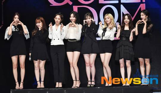 8인조 걸그룹 러블리즈, 왼쪽에서 4번째 류수정, 5번째 유지애