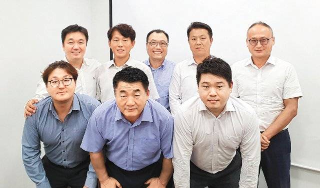 최백규 대표(윗줄 왼쪽)와 임직원들.