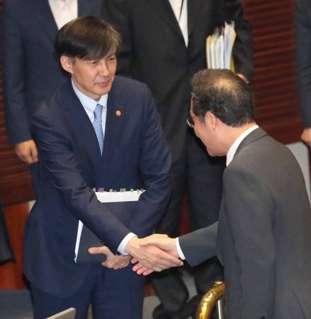 조국 법무부 장관이 26일 오후 국회 본회의장에서 열린 정치 분야 대정부질문을 마친 뒤 이낙연 총리에게 인사하고 있다 (사진=연합뉴스)