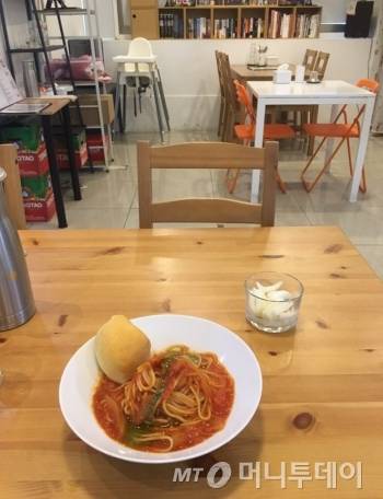 동네 파스타집에서 토마토 파스타를 시켰다. 빵 한 조각과 먹음직스런 파스타가 나왔다. 소스가 조금 묽어 솔직하게 얘기했다. 이 가게가 오래 잘됐으면 하는 맘이 들어서./사진=남형도 기자