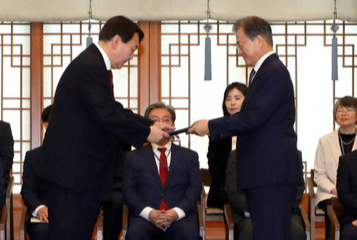 문재인 대통령이 지난 7월 25일 청와대 본관에서 윤석열 신임 검찰총장에게 임명장을 수여하고 있다. 뉴시스