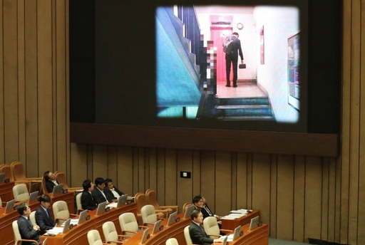 26일 오후 국회 본회의에서 더불어민주당 김철민 의원이 조국 법무부 장관에게 질의 도중 조 장관이 자녀 생일 케이크를 구입한 뒤 귀가하는 사진이 보여지고 있다.사진=연합뉴스