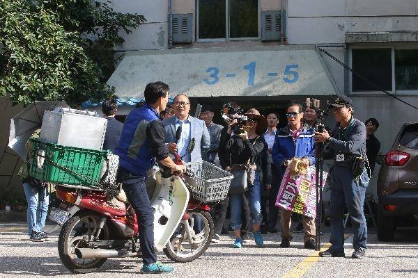 검찰이 조 장관의 서울 서초구 방배동 자택을 압수 수색한 23일, 음식 배달원이 도착하자 기자들이 몰려들고 있다./장련성 기자