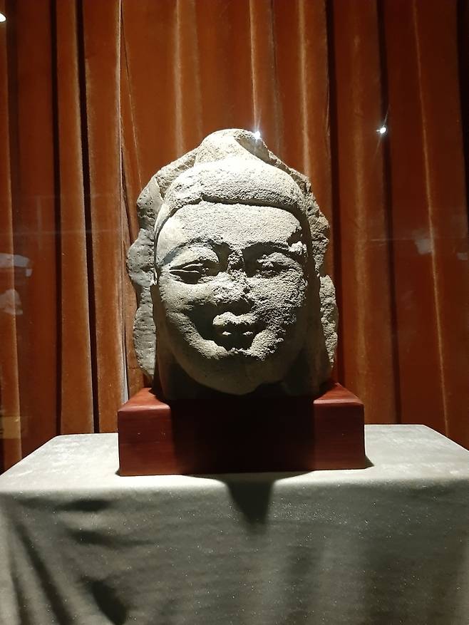 1992년 윈강석굴 경내에서 발견된 북위시대 불두(불상 머리). 온화하고 후덕한 얼굴에 비친 미소는 백제, 신라 불상에서 볼 수 있는 미소상과 별다른 차이가 없음을 느끼게 한다.