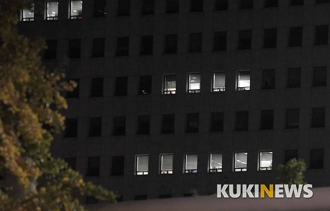 늦은 밤까지 대검찰 청사 일부 사무실에 불이 켜져 있다.
