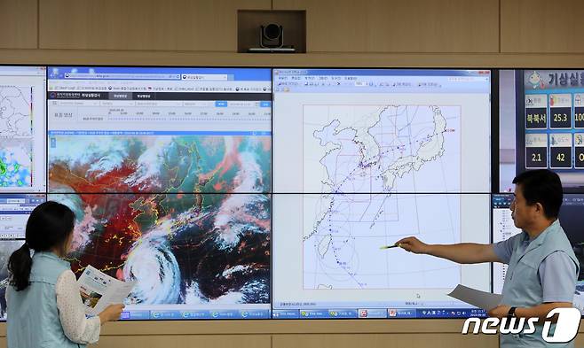 30일 오전 경기도 수원시 권선구 수도권 기상청에서 예보관들이 제18호 태풍 '미탁(Mitag)'의 경로를 살펴보고 있다.  2019.9.30/뉴스1 © News1 조태형 기자