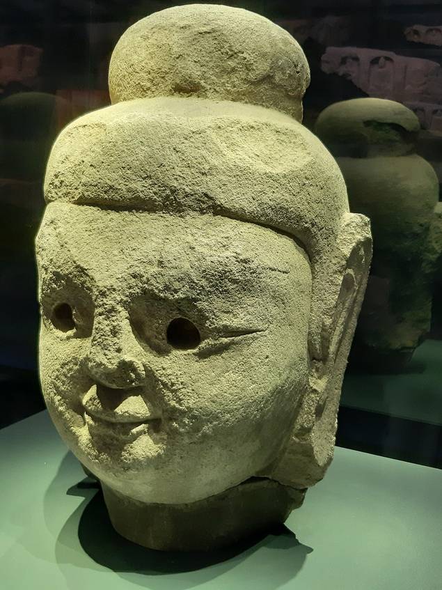 지난해 윈강 석굴 서쪽에서 새로 출토된 석조불상 머리. 손에 잡힐 듯 명쾌하게 다가오는 둥그스름한 덩이감과 동자승 같은 천진스런 표정 등에서 한반도 삼국시대 불상의 조형 양식과 연결된다는 것을 느낄 수 있다.