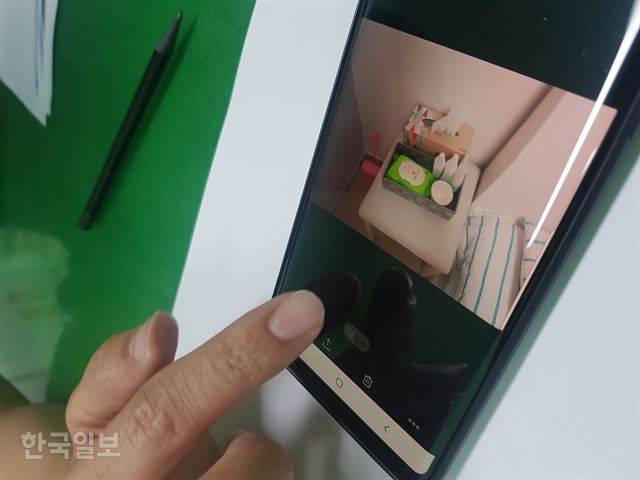 [저작권 한국일보] 성매매 수사 베테랑인 서울경찰청 소속 A 팀장(경감)이 오피스텔 현장 사진을 보여주고 있다. 적발된 현장에 놓여진 티슈와 마사지젤 등 성매매 물품. 이혜미 기자