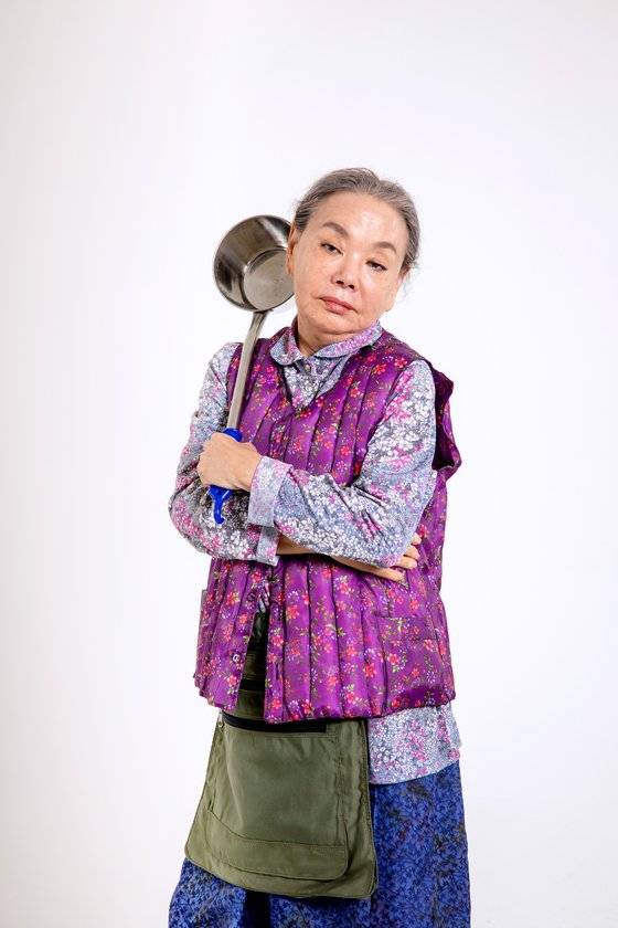 30일 첫 방송하는 '밥은 먹고 다니냐?'에서 국밥집 욕쟁이 할머니 역할을 하는 김수미. 찾아온 후배들에게 밥 먹이며 상담을 해준다는 점에서 그의 실제 생활과 흡사한 프로그램이다. [사진 SBS플러스]