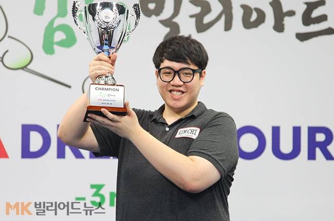 선지훈이 시상식 후 트로피를 들고 활짝 웃고 있다.