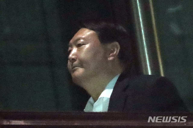 【서울=뉴시스】 전진환 기자 = 윤석열 검찰총장이 30일 오후 신임 검사장들과의 만찬을 위해 서울 서초구 대검찰청에서 구내식당으로 향하고 있다. 2019.09.30. amin2@newsis.com
