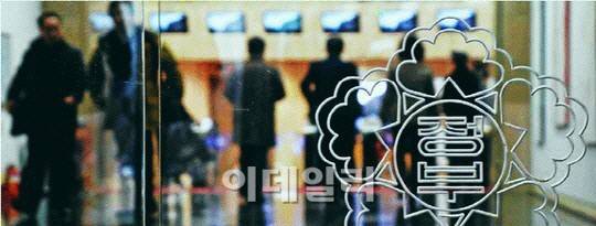 공무원들이 정부세종청사를 출입하고 있다. [사진=이데일리 DB]