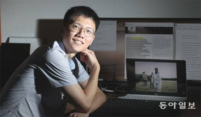 최근 서울 강남구 압구정로 자택에서 만난 권우찬 대위. 랩 번역가 ‘댄스디’로 통하는 그는 “켄드릭 라마의 ‘DAMN.’ 앨범 전곡 가사를 하루 만에 번역해 올렸을 때 가장 뿌듯했다. 내가 좋아하는 래퍼의 곡을 다른 사람이 먼저 해석해 풀면 속이 쓰리기도 하다”며 웃었다. 전영한 기자 scoopjyh@donga.com