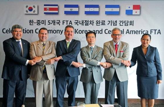 한-중미 5개국 FTA 국내절차 완료 기념 간담회. 왼쪽부터 호르헤 발레리오 주한 코스타리카 대리대사, 비르힐리오 파레데스 주한 온두라스 대사, 밀톤 마가냐 주한 엘살바도르 대사, 여한구 통상교섭실장, 루벤 아로세메나 파나마 대사, 웬디 팔마 주한 니카라과 대사 [연합뉴스]