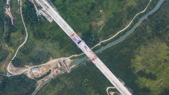 세계 최고 높은 교각위에 건설되는 중국 구이저우성 핑탄대교. 다리 위에는 관광객들을 위한 휴게소도 건설된다.[신화=연합뉴스]