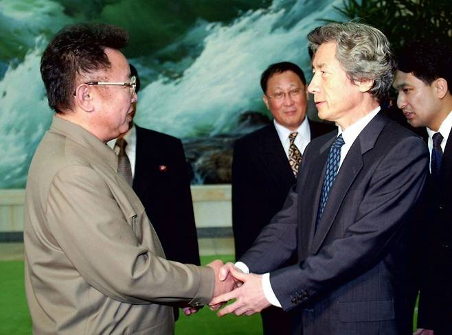 ⓒAP Photo2002년 9월17일 방북한 고이즈미 일본 총리(오른쪽)가 김정일 국방위원장과 악수하고 있다.