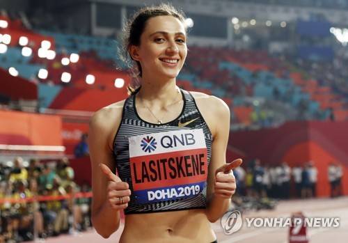 라시츠케네, 사상 첫 여자높이뛰기 3연패 (도하 EPA=연합뉴스) 마리야 라시츠케네가 1일(한국시간) 카타르 도하 칼리파 스타디움에서 열린 2019 도하 세계육상선수권 여자높이뛰기 결선에서 2ｍ04를 뛰어 우승한 뒤 밝은 표정으로 카메라를 바라보고 있다.