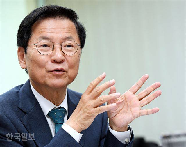 천정배 의원은 "검찰개혁은 대통령의 권한이 가장 강한, 당선 직후에 높은 지지를 바탕으로 정권의 명운을 걸고 했어야 할 과제"였다며 "그 적기를 놓치고 왜 지금의 상황에 왔는지 유감으로 생각한다"고 아쉬워했다. 배우한 기자