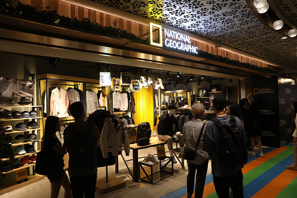 홍콩 번화가인 빅토리아 도크사이드 침사추이에 위치한 '내셔널지오그래픽 어패럴' 홍콩 1호점/사진제공=더네이쳐홀딩스