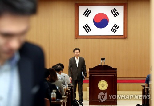 화성사건 비공개 브리핑 시작하는 반기수 수사본부장 (수원=연합뉴스) 권준우 기자 = 2일 오전 경기도 수원시 경기남부지방경찰청 5층 회의실에서 반기수 화성연쇄살인사건 수사본부장이 비공개 브리핑에 앞서 취재진에게 인사하고 있다.      경찰은 이날 화성사건 유력 용의자 이춘재(56) 씨가 9차례 연쇄살인을 포함해 모두 14건의 살인과 30여 건의 강간 및 강간미수 범행을 자백했다고 밝혔다. 2019.10.2 stop@yna.co.kr