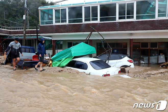 3일 오전 제18호 태풍 '미탁'의 영향으로 많은 비가 내린 강원도 삼척시의 한 해변가 마을의 자동차와 주택이 토사가 섞인 흙탕물에 잠겨있다. .2019.10.3/뉴스1 © News1 서근영 기자