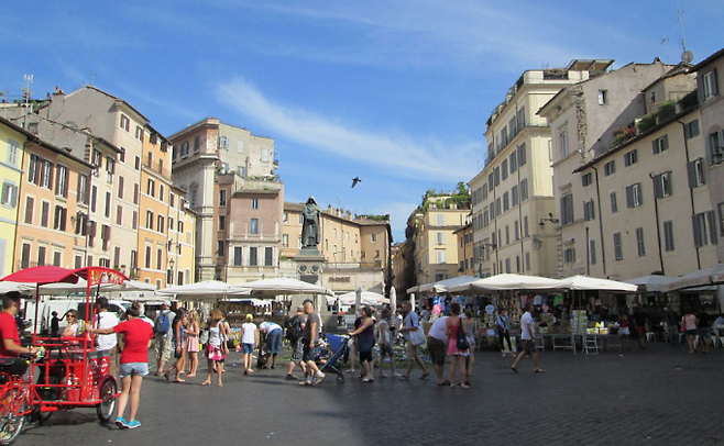 로마의 캄포 데 피오리 광장. 브루노 동상이 보인다. 위키피디아 제공