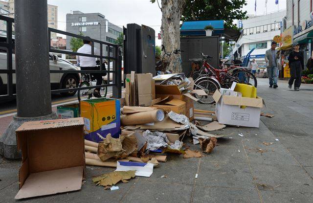 1일 서울 종로구 길거리에 빈 박스가 놓여 있다.