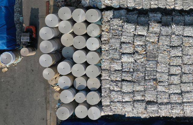 지난달 30일 경기 시화공단 내 한 제지회사 야적장에 폐지와 이를 원료로 생산한 골판지원지가 쌓여 있다.