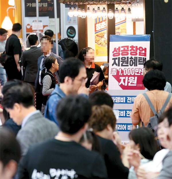 3일 서울 강남구 코엑스에서 열린 `2019 하반기 IFS 프랜차이즈 창업박람회`에서 젊은 예비 창업자들이 부스를 둘러보고 있다. [사진 = 연합뉴스]
