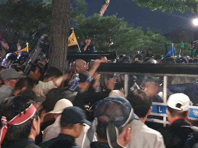날이 어두워지자 시위대들이 경찰 바리케이드를 흔들며 문재인 물러가라 등의 구호를 외쳤다. [사진=김민지 기자]