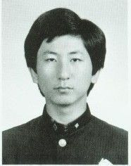 화성연쇄살인사건의 유력한 용의자로 특정된 이춘재(56) 씨가 화성사건을 비롯해 모두 14건의 범행을 저질렀다고 최근 자백한 것으로 1일 확인됐다. 이 씨의 고등학교 졸업사진. [이미지출처=연합뉴스]