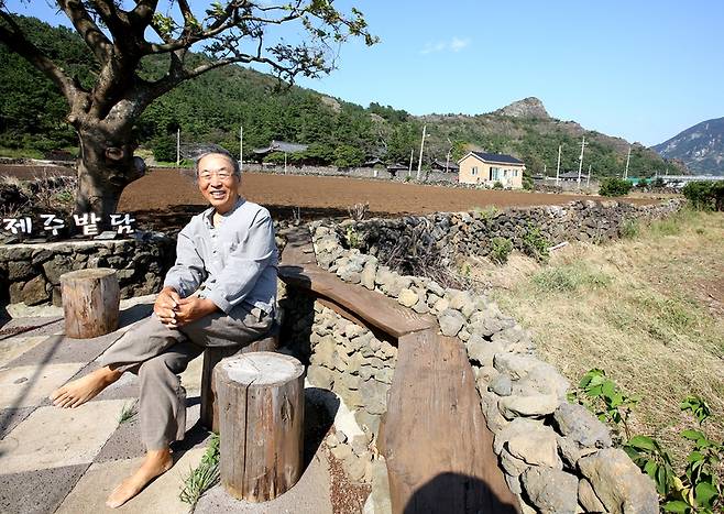‘제주커피수목원’ 야외 카페에 앉아 있는 김영한(71) 대표. 김선식 기자