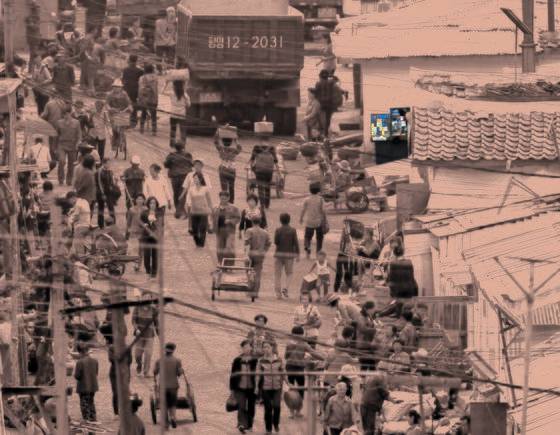 북한 양강도 혜산시 장마당의 담배 노점상 모습. 지난 7월 북·중 접경 지역을 다녀온 강동완 동아대 교수가 망원렌즈를 이용해 포착했다. [사진 도서출판 너나들이]