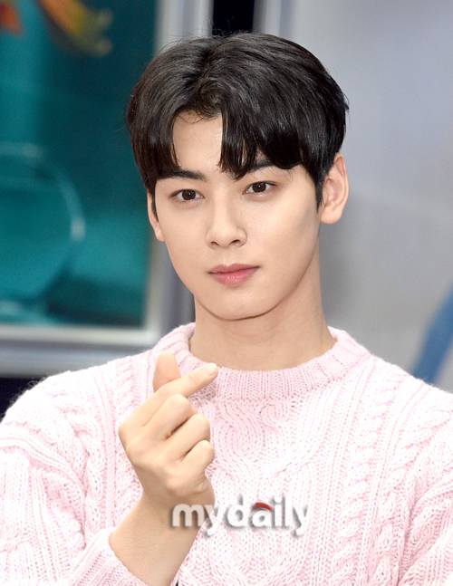 ▲ 아스트로 차은우 '하트는 더블로 드려요'