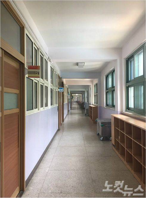 교실 옆에 좁고 긴 복도가 나 있는 모습