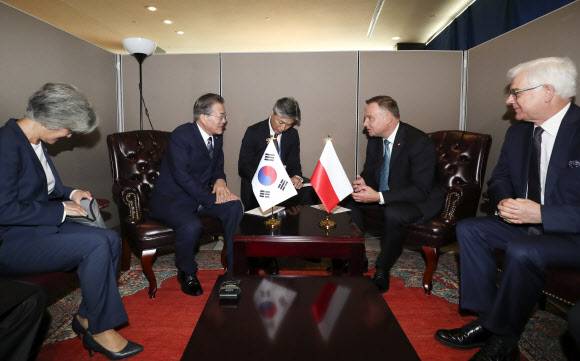 - 문재인 대통령이 23일 오전(현지시간) 미국 뉴욕 유엔본부에서 유엔 안전보장이사회 비상임이사국인 폴란드의 안제이 두다 폴란드 대통령을 만나 정상회담을 하고 있다. 이 자리에는 강경화(왼쪽) 외교부 장관이 배석했다. 2019.9.24 연합뉴스