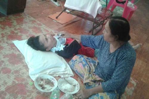 몸을 움직이지 못하는 딸 와나에게 음식을 먹여주는 어머니 꼴리요씨 [태국 CSD 제공/방콕포스트 캡처]