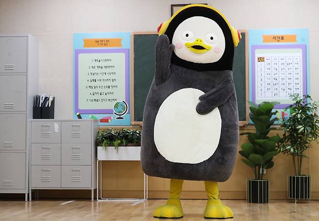 펭수가 경기도 고양시 일산 EBS 사옥에서 인터뷰에 앞서 포즈를 취하고 있다. /사진=연합뉴스