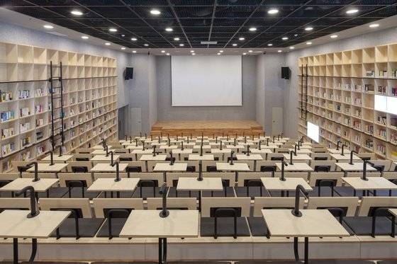 3층 시네라이브러리의 모습. 이상대 건축가가 책상과 책상 조명 모두 디자인했다. [사진 김재윤 작가]
