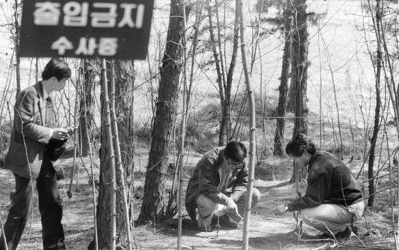 10차 화성 연쇄살인 사건이 발생한 현장을 경찰이 수사하고 있다. [중앙포토]