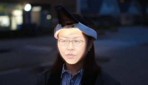 안면 영사기로 얼굴에 다른 사람의 얼굴을 비추어 자신을 숨길 수 있다. 모델이 캐리 람 홍콩 행정장관의 얼굴을 투사하고 있다. [사진 페이스북]