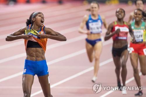 '2관왕' 시판 하산의 복근 (도하 EPA=연합뉴스) '난민 출신 육상 선수' 시판 하산이 6일(한국시간) 카타르 도하 칼리파 스타디움에서 열린 2019 세계육상선수권대회 여자 1,500ｍ에서 우승한 뒤 유니폼을 살짝 들어 복근을 보이고 있다. 자신의 훈련량을 증명하기 위한 세리머니였다.