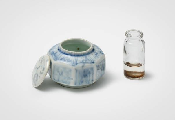 식초로 추정되는 액체 내용물(오른쪽 병)에 황개미 유체가 가득 들어있는 것으로 확인된 옹주묘 출토 화장품 단지(왼쪽). 단지는 광주 왕실 분원에서 만든 청화백자 칠보무늬 팔각항아리다. 지금 국립고궁박물관 지하 1층  ‘화협공주의 얼굴 단장’ 전시실에서 실물을 볼 수 있다.
