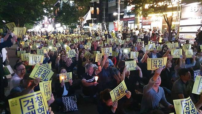 지난 4일 저녁 대구 중구 문화동 2·28기념중앙공원 옆 도로에서 열린 ‘사법적폐청산 검찰개혁 대구 촛불문화제’에서 참석자들이 ‘검찰개혁’이라는 손팻말을 들고 있다. 김일우 기자 cooly@hani.co.kr