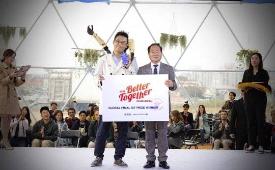 1위 상을 수상한 이상호씨(좌)와 한왕기 평창군수(우).