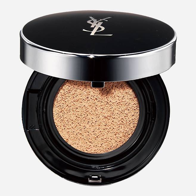 입생로랑 뷰티 올아워 쿠션 파운데이션 SPF 50 PA+++ 8만2천원대▶초밀착 롱래스팅을 강점으로 내세운 제품. 쫀쫀하게 발려 마치 본래의 피부 같은 피팅감을 자랑한다. 높은 커버력 또한 자랑거리 중 하나.▶써봤더니 : 처음 피부에 닿을 때는 매트하게 마무리될 거라고 예상할 수 없을 정도로 촉촉하다. 수정 화장이 필요 없을 정도로 고정력도 좋은 편. 고급스러운 벨벳 피니시와 톤업 효과가 일품이지만 욕심부려 여러 번 두들기면 텁텁해 보일 수 있으니 양 조절에 주의하길.