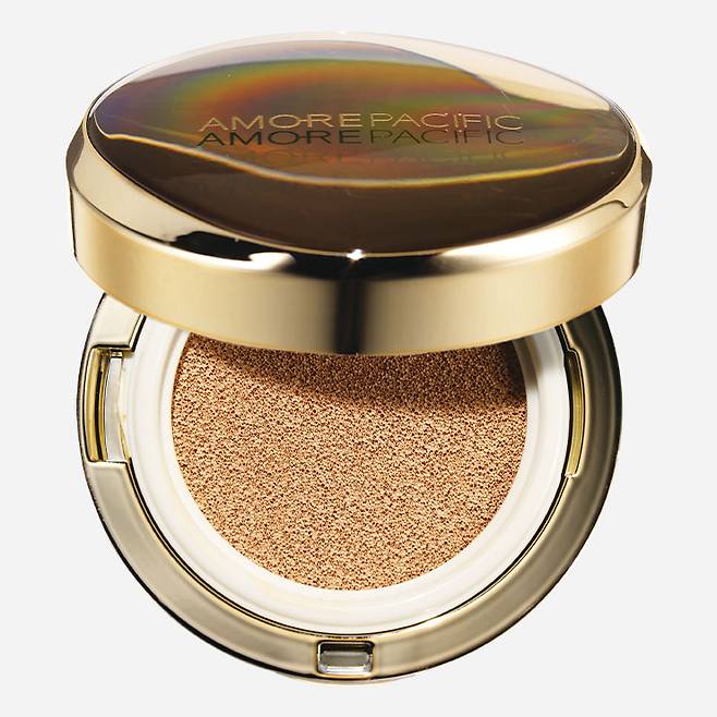 아모레퍼시픽 타임 레스폰스 컴플릿 쿠션 컴팩트 SPF 50+ PA+++ 12만원(리필 포함)▶일명 뷰티 녹차에서 얻은 강력한 그린티 에너지가 건강한 윤기와 고보습 스킨케어 효과를 선사하는 안티에이징 쿠션 콤팩트.▶써봤더니 : 마치 질 좋은 실크를 팽팽하게 당겨 씌운 듯 고급스러운 윤기가 돈다. 하루 종일 피부가 촉촉하고 편안해, 평소 건조함과 잔주름이 신경 쓰인다면 최고 만족할 듯. 단, 무리하게 여러 번에 걸쳐 레이어드하면 다소 두껍게 표현될 수 있으니 조심하도록.