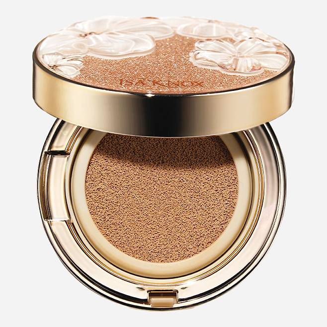 이자녹스 에이지 포커스 피토 프로레티놀 익스트림 커버 쿠션 골드 플로라 에디션 SPF 50+ PA++++ 4만원(리필 포함)▶즉각적인 주름 커버와 뛰어난 지속력을 자랑한다. 65% 스킨 컨디셔닝 성분이 들어 있어 촉촉하고 주얼 스파클링 성분이 광채 피부를 연출한다.▶써봤더니 : 요철을 메워주는 데 최고다. 마치 고보습 안티에이징 크림을 바른 듯 하루 종일 피부가 촉촉하고 잘 구운 도자기처럼 윤기가 난다. 다크닝도 적은 데다 가성비까지 좋은, 내추럴 빼곤 다 가진 제품.