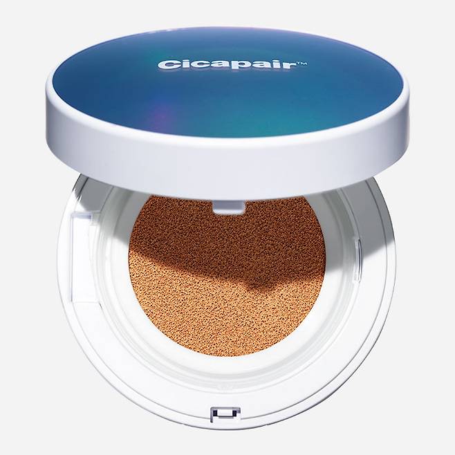 닥터자르트 시카페어 세럼 인 쿠션 파운데이션 3만7천원(리필 포함)▶시카 세럼 한 통을 모두 들이부은 듯 촉촉한 밀착 커버와 쿨링감을 주는 제품. 내용물 흡수를 최소화한 퍼프가 수분감을 그대로 전달한다.▶써봤더니 : 촉촉함 1등! 바르는 순간 시원한 쿨링감이 느껴지며 찰지게 밀착된다. 커버력이 최상은 아니지만 꾸안꾸를 추구하는 민감 피부라면 더할 나위 없는 선택이 될 듯. 오후가 돼도 다크닝이 거의 없어 하루 종일 피부가 맑아 보이는 효과도 마음에 든다.